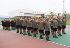 全封闭准军事化管理