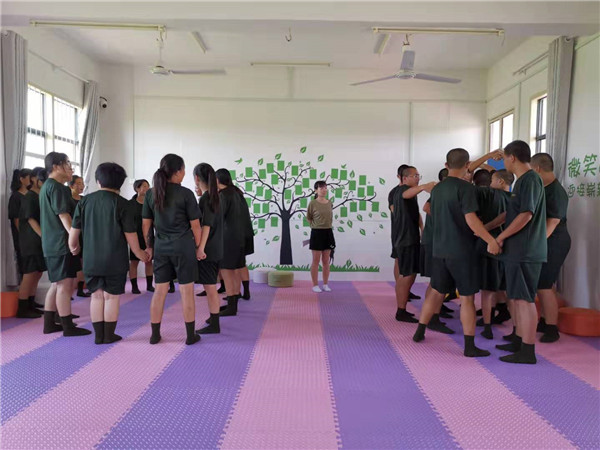 特训学校学生在团体心理辅导室玩团体小游戏(图3)