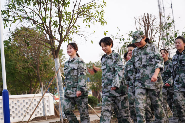 校园冬日暖阳 青春的气息