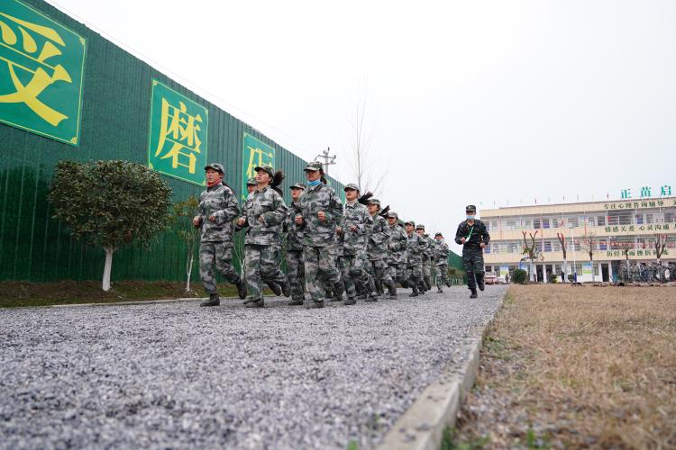 校园冬日暖阳 青春的气息