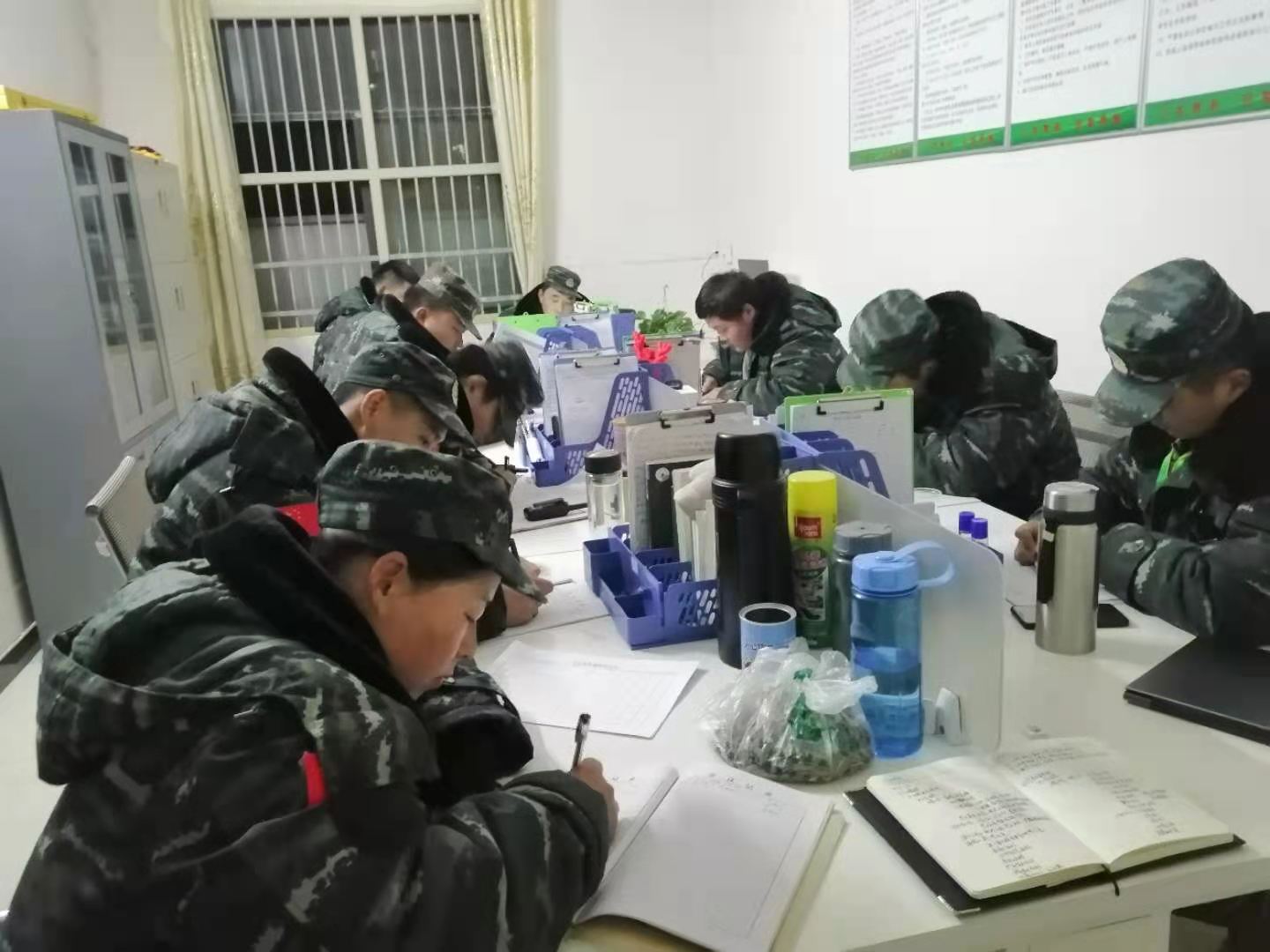 正苗启德青少年特训学校学生写作业