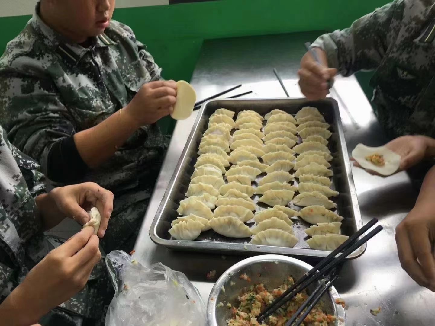 正苗启德青少年特训学校学生包饺子