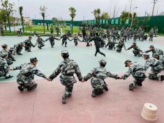 教官组织学生进行团队协作拓展活动