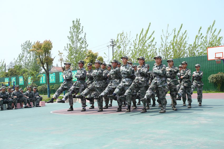 正苗启德青少年特训学校军训